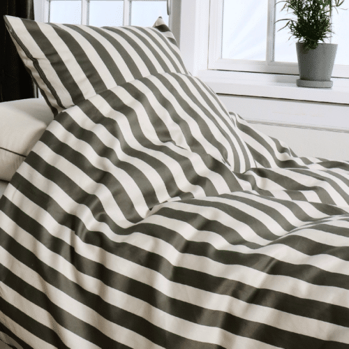 Blok Strib Sengetøj i 100% økologisk GOTS & Svanemærket Bomuld fra Omhu | Oliven/Sand 140x220  - OUTLET