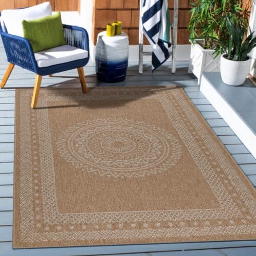 Nancy Indendørs/Udendørs Gulvtæppe i Beige med Simpelt Mandala Mønster fra Rugs by Uniquebeds Home & Living | Flere Størrelser