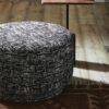 BOMU Puf i Sort & Hvid Møbelstof med Bund i Akacietræ fra Nordal | Ø66x40 cm hos uniquebeds, home & living - Billede 3