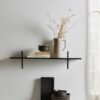 TANO Hylde i Sort MDF med Sort Metal Beslag fra Nordal | 90x22,5x24 cm hos uniquebeds, home & living - Billede 2