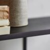 TANO Hylde i Sort MDF med Sort Metal Beslag fra Nordal | 90x22,5x24 cm hos uniquebeds, home & living - Billede 3