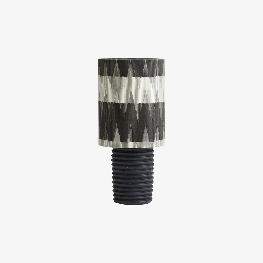 AINE Bordlampe med Fod i Sortlakeret Aluminium & Skærm i Grå & Hvidmønstret Stof fra Nordal | Ø16x35 cm | Grå, Hvid, Sort hos uniquebeds, home & living - Billede 1