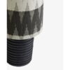 AINE Bordlampe med Fod i Sortlakeret Aluminium & Skærm i Grå & Hvidmønstret Stof fra Nordal | Ø16x35 cm | Grå, Hvid, Sort hos uniquebeds, home & living - Billede 2