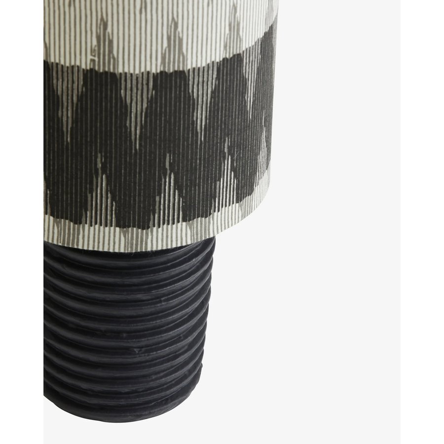 AINE Bordlampe med Fod i Sortlakeret Aluminium & Skærm i Grå & Hvidmønstret Stof fra Nordal | Ø16x35 cm | Grå, Hvid, Sort hos uniquebeds, home & living - Billede 2