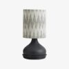ARITO Bordlampe med Fod i Sortlakeret Aluminium & Skærm i Grå & Hvidmønstret Stof fra Nordal | Ø21x45 cm | Grå, Hvid, Sort hos uniquebeds, home & living - Billede 1