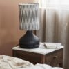 ARITO Bordlampe med Fod i Sortlakeret Aluminium & Skærm i Grå & Hvidmønstret Stof fra Nordal | Ø21x45 cm | Grå, Hvid, Sort hos uniquebeds, home & living - Billede 4